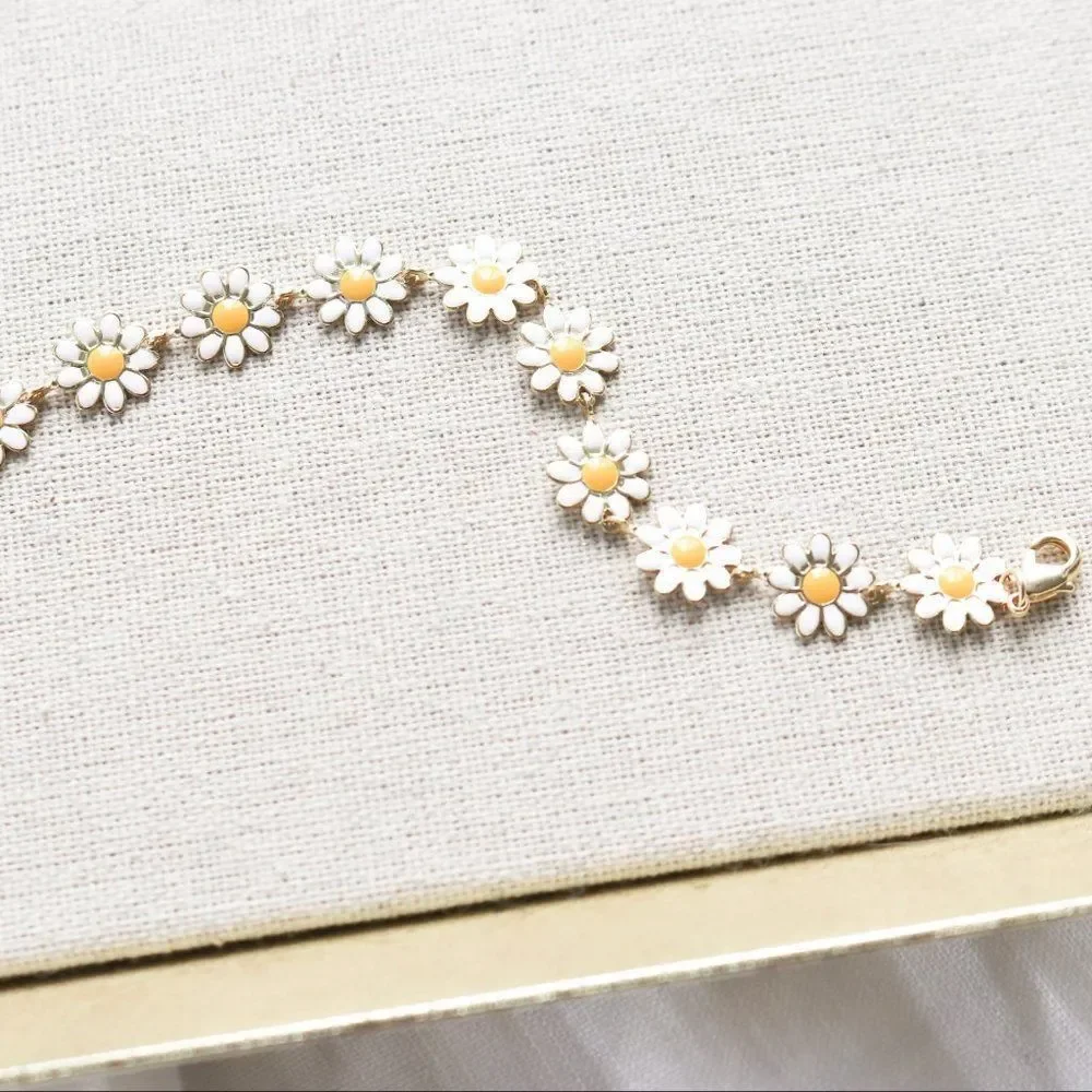Modcloth White and Yellow Daisy Link Bracelet - Picture 3 of 6